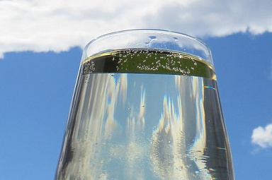 Ученые научились получать воду из воздуха 