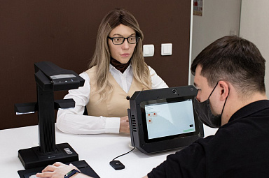 В МФЦ Екатеринбурга человекоподобный робот поможет получать госуслуги 